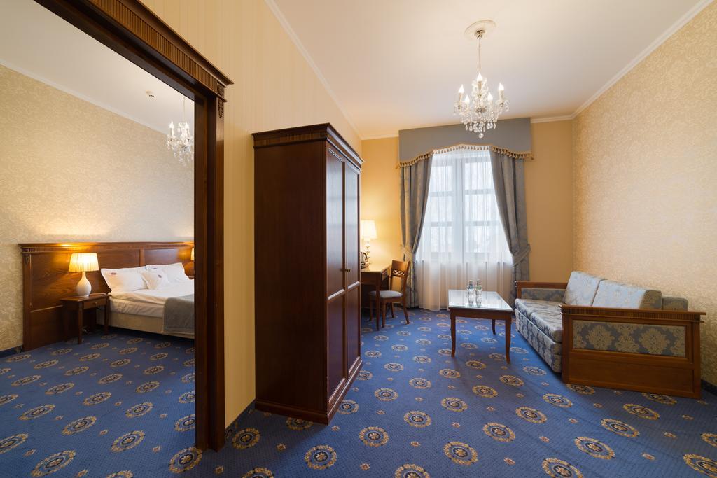 Hotel Jaroslaw Exterior photo