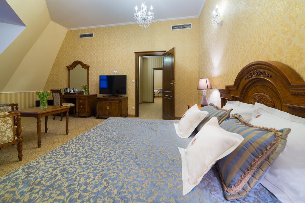 Hotel Jaroslaw Exterior photo