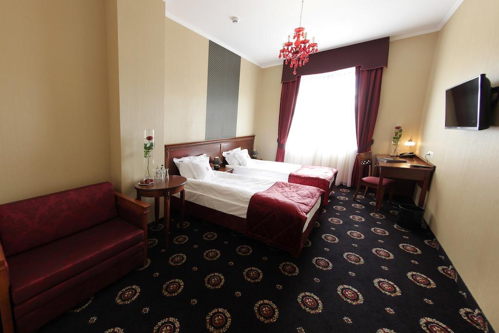 Hotel Jaroslaw Exterior photo